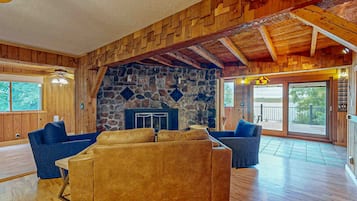 Téléviseur, foyer, table de ping-pong