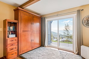 Enjoy a room with a spacious wardrobe and a balcony offering a mountain view.