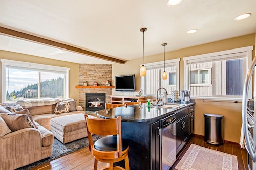 Ski-in/out townhome with great views, balcony, grill, & fireplace - dog-friendly