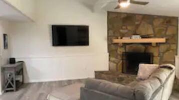Smart TV, chimenea y videojuegos