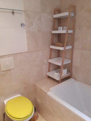 Badewanne, Haartrockner, Handtücher, Seife