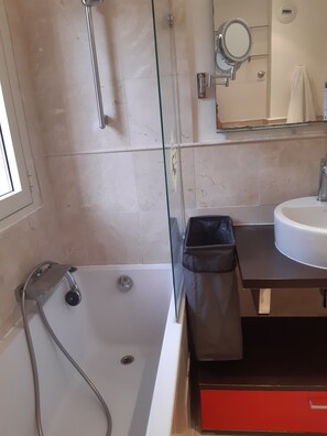 Bathtub, hair dryer, towels, soap - Belle Vue! (Théoule-sur-Mer)