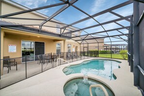 Uma piscina coberta ao ar livre com espreguiçadeiras e um compartimento envidraçado.