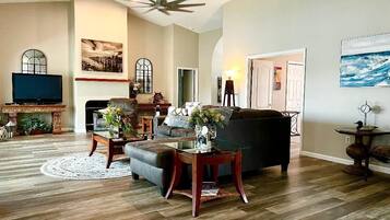 智能電視、DVD 播放機、足球機、書籍