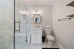 Douche, sĂšche-cheveux, serviettes fournies, savon