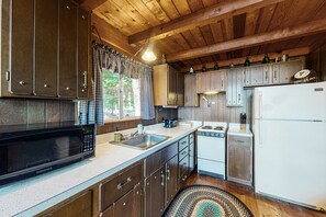 Réfrigérateur, four à micro-ondes, un four, surface de cuisson