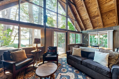 Secluded waterfront cabin with private dock, kayak, canoe, gas grill & deck