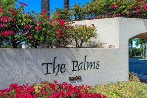 Un cartel con 'The Palms' y el número '3200', indicando un hotel o propiedad.