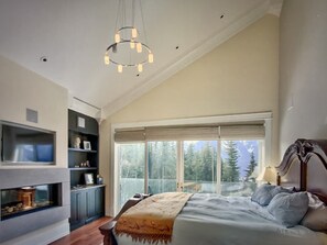 4 bedrooms, desk, iron/ironing board, free WiFi - RMR: Luxury Ski-in/out Mountain-side 4 Bedroom Home (Sleeps 10).  (Revelstoke)