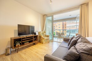 Estudio Deluxe | Sala de estar | Televisión de pantalla plana, Netflix y servicios de streaming 