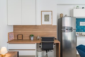 Estudio Confort | Cocina privada | Refrigerador con congelador, microondas, parrilla de estufa y tostadora 