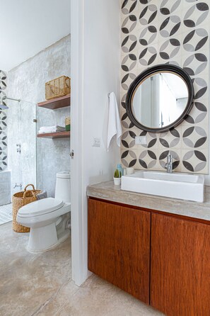 シャワー、ヘアドライヤー、タオル、石鹸