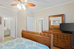 3 habitaciones, tabla de planchar con plancha, wifi y ropa de cama