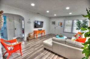 Smart TV, books, offices - Casa Colorida: Private Heated Pool& 10 min to Fort Lauderdale Beach and Las Olas (Fort Lauderdale)