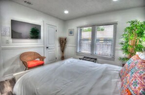 3 bedrooms, in-room safe, desk, iron/ironing board - Casa Colorida: Private Heated Pool& 10 min to Fort Lauderdale Beach and Las Olas (Fort Lauderdale)