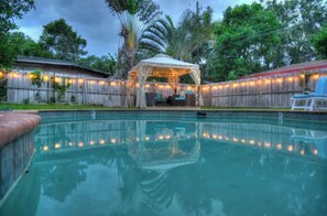 Outdoor pool, a heated pool - Casa Colorida: Private Heated Pool& 10 min to Fort Lauderdale Beach and Las Olas (Fort Lauderdale)