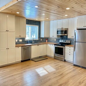 Een koelkast, een microgolfoven, een oven, een kookplaat