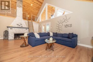 Smart-tv, videospelletjes, een dvd-speler en een tafeltennistafel