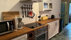 Una cocina moderna equipada con microondas, cafetera, tostadora y horno.