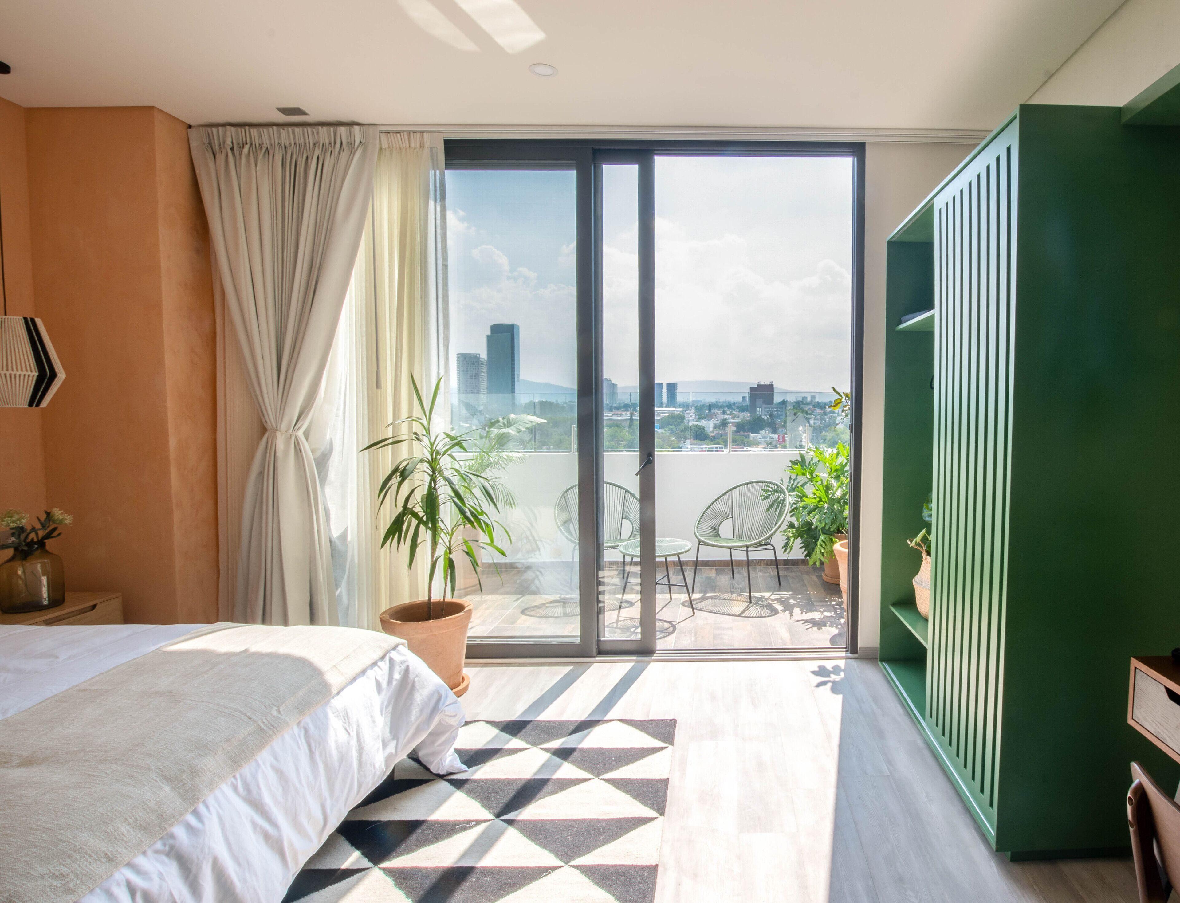 Minibar, escritorio y espacio para trabajar con laptop 