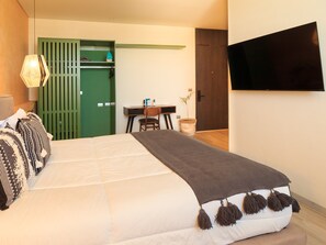 Minibar, escritorio, espacio para trabajar con un portátil