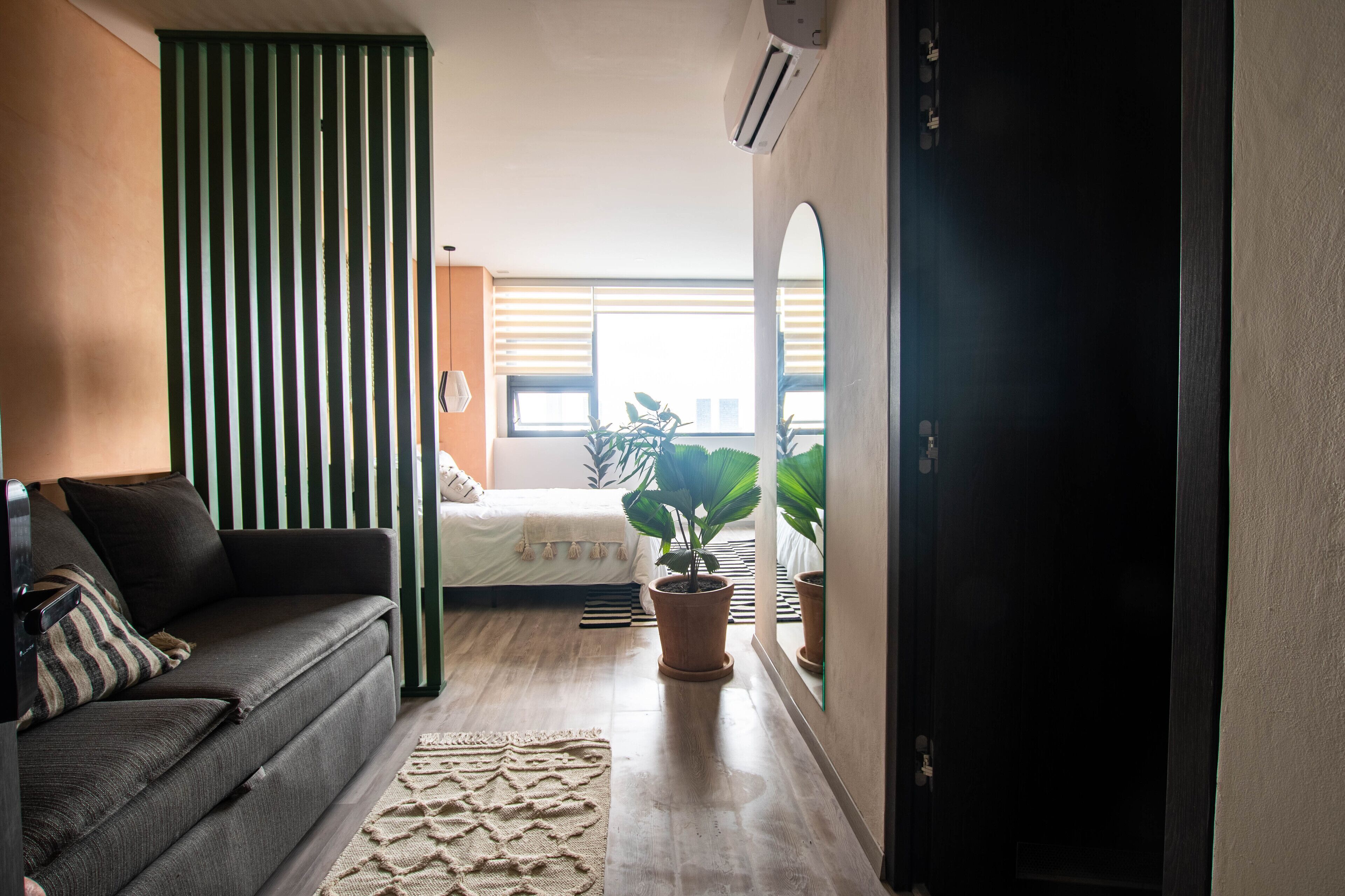 Minibar, escritorio y espacio para trabajar con laptop 