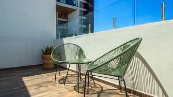 Dobbeltrom – deluxe, 1 queensize-seng med sovesofa, adgang til basseng, byutsikt | Minibar, skrivebord, skrivebord for bærbar PC og strykejern/-brett