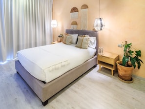 Deluxe Double Room, 1 Queen Bed with Sofa bed, Pool Access, City View - Tribu Sonata (Guadalajara)