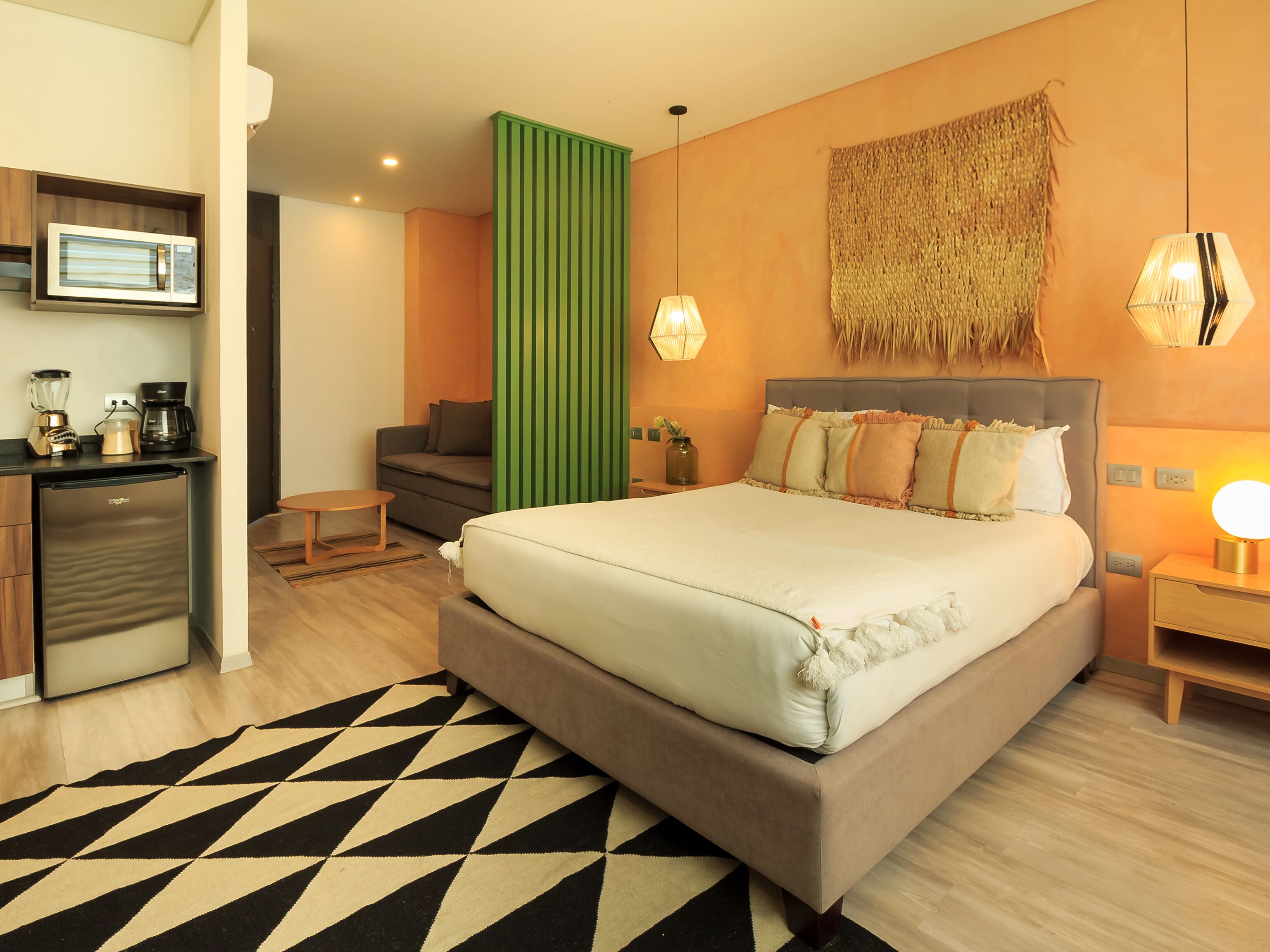 Studio Suite Desain, 1 Tempat Tidur Queen, akses ke kolam renang, pemandangan kota | Minibar, meja kerja, ruang kerja ramah laptop, dan setrika/meja setrika