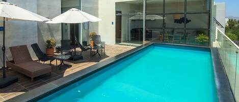 Una piscina al aire libre