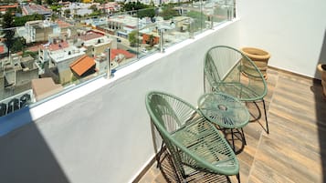 Habitación doble Deluxe, 1 cama Queen size y sofá cama, acceso a la alberca, vista a la ciudad | Minibar, escritorio y espacio para trabajar con laptop