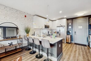 Frigorifero, microonde, forno, piano cottura