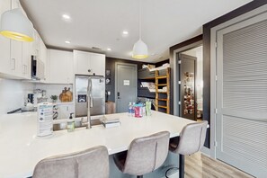 Frigorifero, microonde, forno, piano cottura