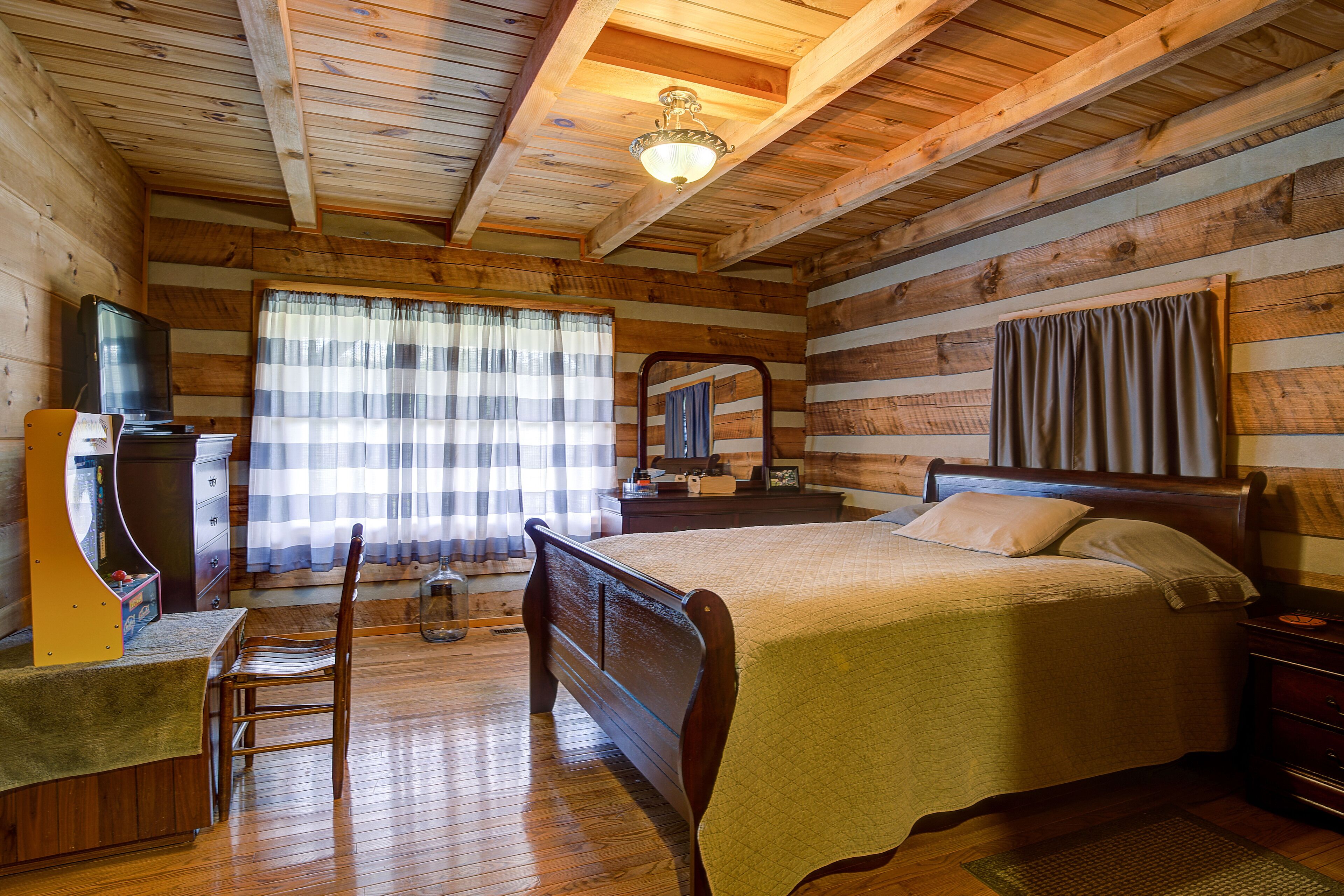 5 bedrooms, iron/ironing board, free WiFi, bed sheets