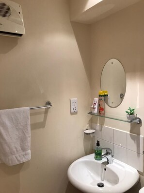 Apartment, 1 Queen Bed | Bathroom | Shower, towels - One Bedroom Blissful Apartment in Aberdeen (Aberdeen)