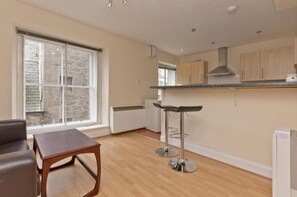 Apartment, 1 Queen Bed | Private kitchen | Fridge, microwave, oven, stovetop - One Bedroom Blissful Apartment in Aberdeen (Aberdeen)