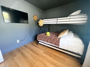 4 bedrooms, in-room safe, desk, iron/ironing board
