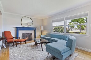 Smart-tv, pejs, bøger, stereoanlæg