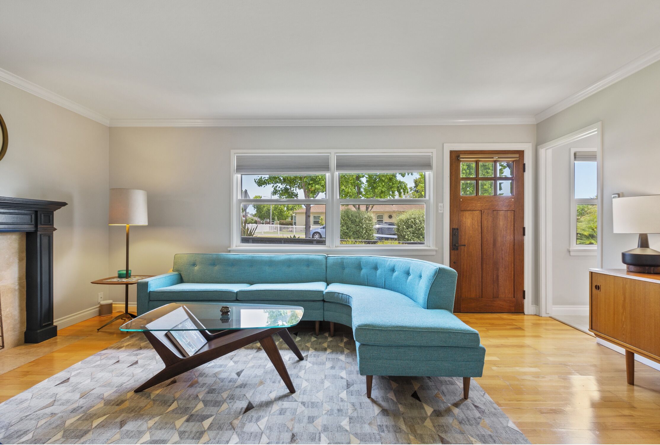 Smart TV, fireplace, books, stereo