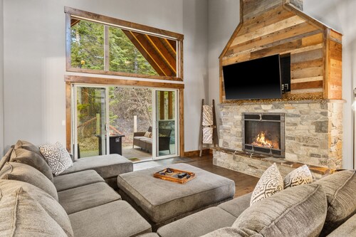 New Hot Tub - 3 Bedroom - 3.5 Bath - Bedrooms have private bathrooms - Fire Pit
