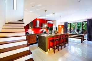 ثلاجة، ميكروويف، فرن، موقد طهي مسطح