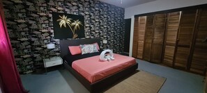 Familien-Ferienhütte, Mehrere Betten, mit Bad, Poolblick | Hochwertige Bettwaren, Betten mit Memory-Foam-Matratzen