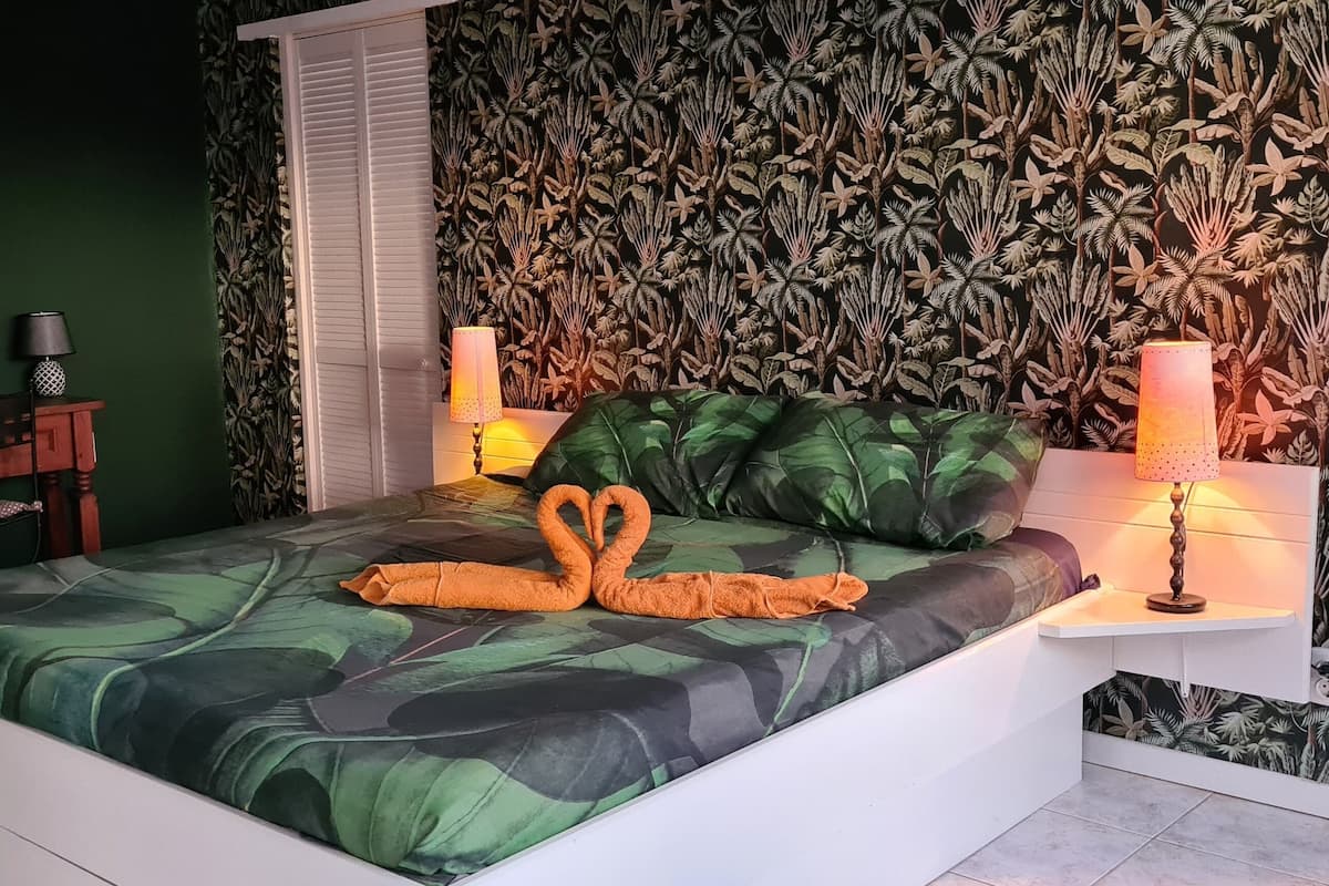 Club kamer | Luxe beddengoed, bedden met traagschuimmatrassen, een gratis minibar