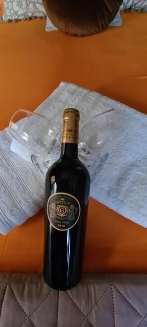 Romantic Room | Premium bedding, memory foam beds, free minibar, in-room safe - Woodstock Palm Resort (Willemstad)