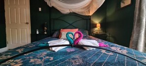 Design-værelse med 2 enkeltsenge - 1 queensize-seng - udsigt til pool | Premium-sengetøj, senge med madrasser af memory foam, gratis minibar