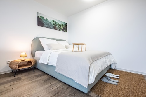 Umquam Frankfurt l Modern Studio and good located King Bed Balcony