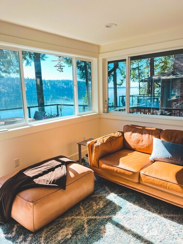 Private Island Escape on Puget Sound - Newly Remodeled! 60 minutes from Seattle!