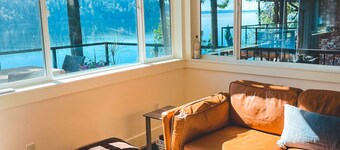 Private Island Escape on Puget Sound - Newly Remodeled! 60 minutes from Seattle!