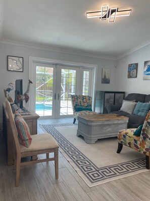 Living area - CasaIris-West Broward Bright&Sunny Home w/ pool (Davie)