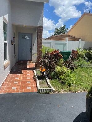 Property grounds - CasaIris-West Broward Bright&Sunny Home w/ pool (Davie)